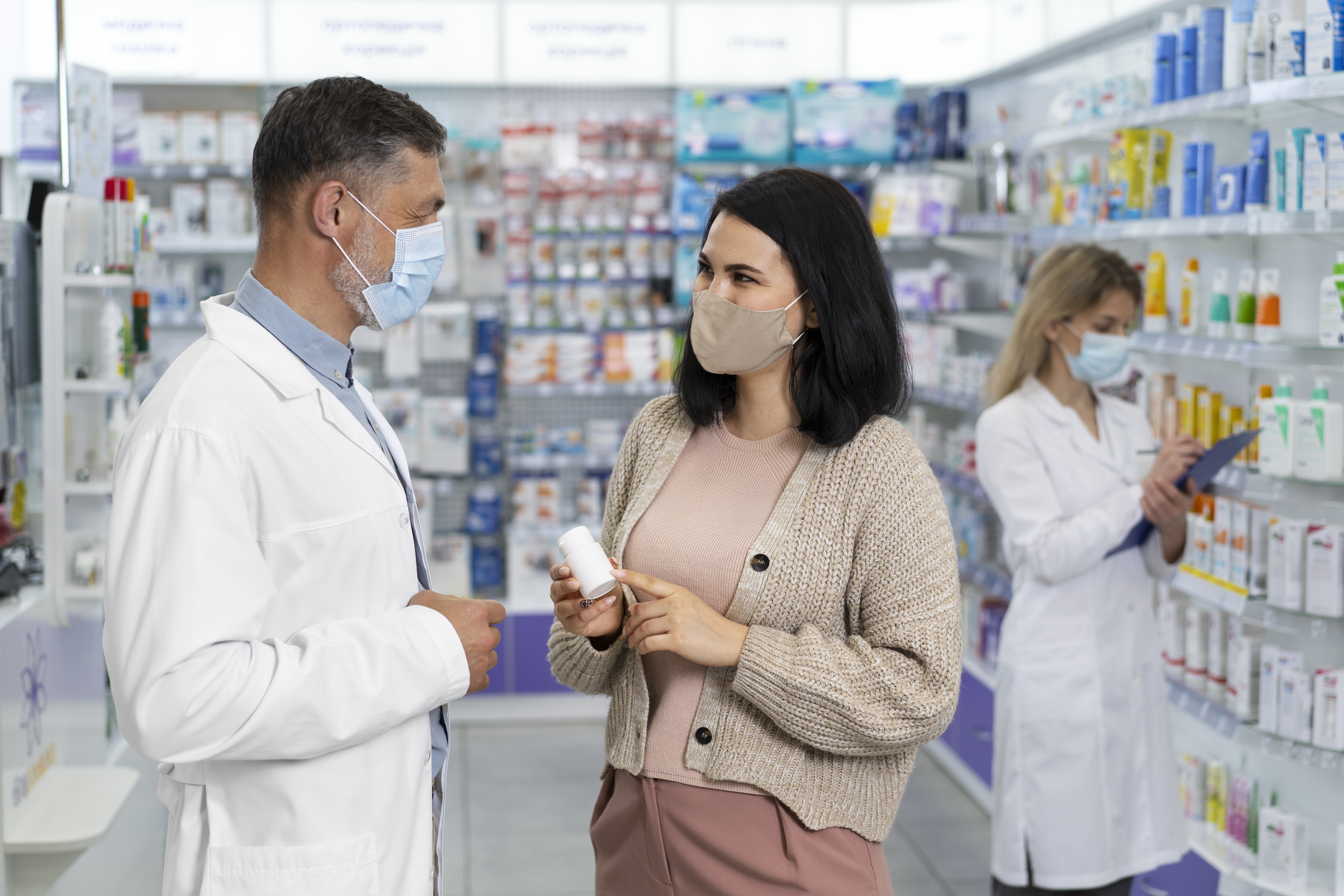 medium-shot-pharmacist-helping-patient (1)
